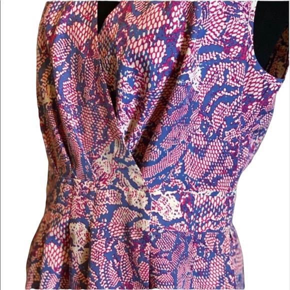 Banana Republic Printed wrap Top Size Medium - Picture 4 of 8